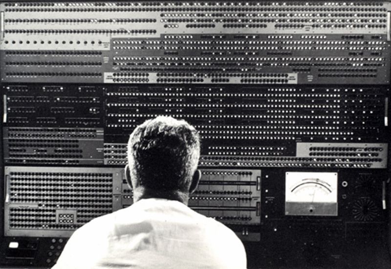 Image of a computer around the year of 1960